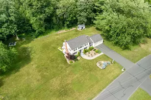 4 Lincoln Ln, Simsbury, CT 06089 - Photo 2