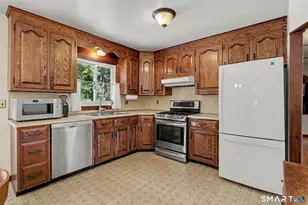 11a Greenlawn Dr, Fairfield, CT 06825 - Photo 4
