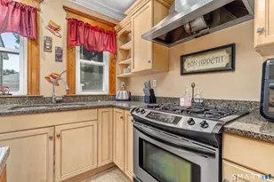 137 Fairlawn Ave, Waterbury, CT 06705 - Photo 8