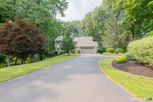 32 Horseshoe Ridge Rd, Newtown, CT 06482 - Photo 2