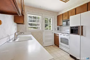 16 Floral Ln, Trumbull, CT 06611 - Photo 10