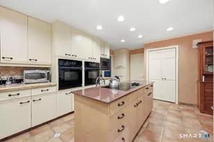 38 Cary Ln, Bloomfield, CT 06002 - Photo 8