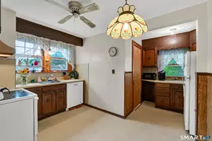 124 Hunt Ln, East Haven, CT 06512 - Photo 8