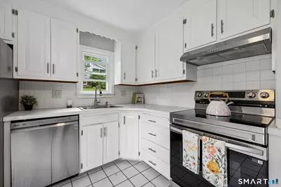 10 Middle Lane, Simsbury, CT 06070 - Photo 4