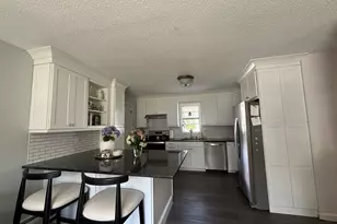10 Park Mdw, New Hartford, CT 06057 - Photo 2