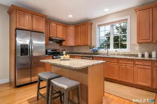 25 Fenwick Dr, Avon, CT 06001 - Photo 4