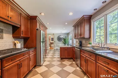 5 Grand Place, Newtown, CT 06470 - Photo 10