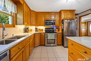 31 Brackenridge Dr, Waterbury, CT 06706 - Photo 8