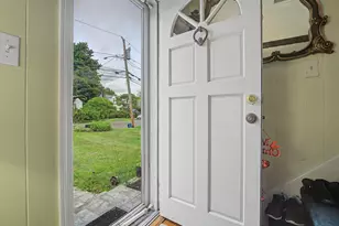 142 Travis Dr, Bridgeport, CT 06606 - Photo 6