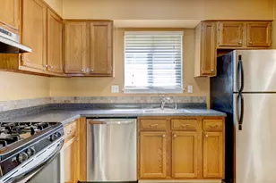 132 Sutton Pl, Bloomfield, CT 06002 - Photo 4