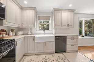 28 Fallon Dr, North Haven, CT 06473 - Photo 4