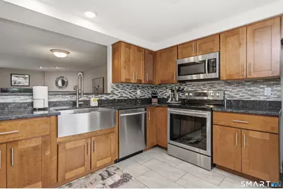 27 Sunridge Lane #27, Cromwell, CT 06416 - Photo 2