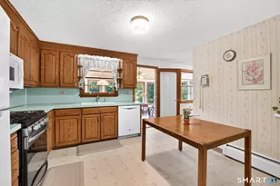 12 Syracuse Dr, East Hartford, CT 06108 - Photo 8