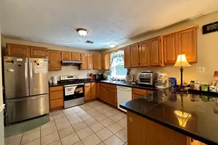 32 Pollys Ln, Montville, CT 06382 - Photo 12