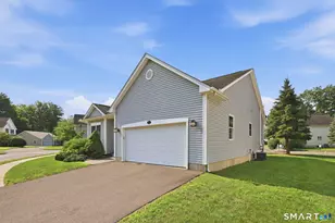 21 Merrigan Ln, Windsor Locks, CT 06096 - Photo 2