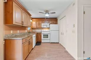8 Grove Ct, Branford, CT 06405 - Photo 10
