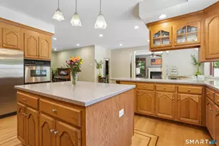 8 White Oak Ln, Waterford, CT 06375 - Photo 8