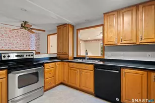 17 Queen St, Enfield, CT 06082 - Photo 10