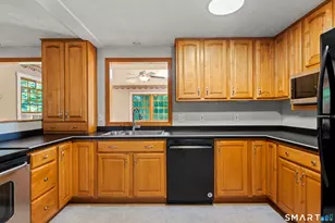 17 Queen St, Enfield, CT 06082 - Photo 10