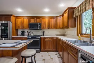 11 Woodside Dr, Branford, CT 06405 - Photo 12