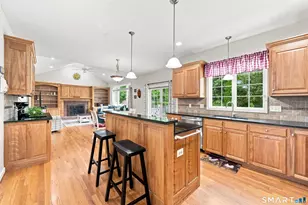 4 Charles Ct, Suffield, CT 06078 - Photo 2