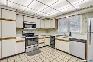 34 Belleview Dr, Derby, CT 06418 - Photo 12
