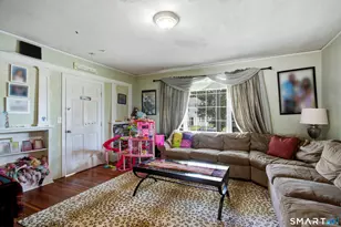 44 Elm Tree Pl, Stamford, CT 06906 - Photo 4