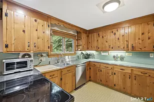 8 Fairwood Farms Dr, West Hartford, CT 06107 - Photo 16