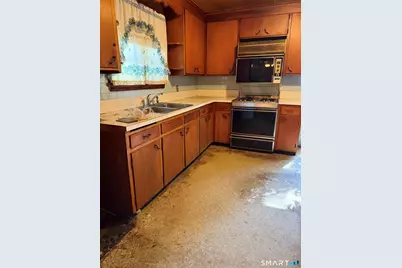 32 Visconti Avenue, Waterbury, CT 06704 - Photo 2