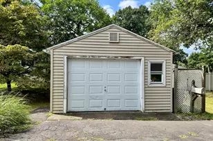 5 Highland Rd, Windsor Locks, CT 06096 - Photo 2