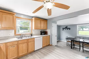 143 Red Oak Rd, Bridgeport, CT 06606 - Photo 4