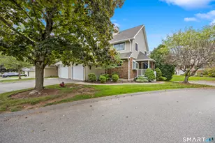 27 Fox Run Ct, Newington, CT 06111 - Photo 2