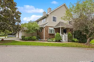27 Fox Run Ct, Newington, CT 06111 - Photo 1