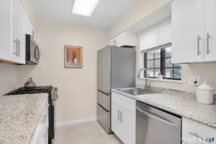 19 Eden Ct, Brookfield, CT 06804 - Photo 2