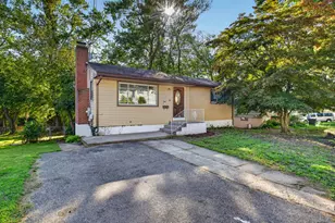348 Bayonet St, New London, CT 06320 - Photo 1