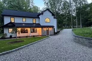 9 Bradley Ln, Newtown, CT 06482 - Photo 2