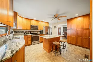 121 Bridgeview Pl, Stratford, CT 06614 - Photo 8
