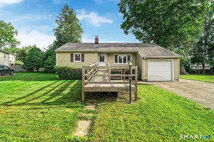 17 Greenbriar Cir, Fairfield, CT 06824 - Photo 2