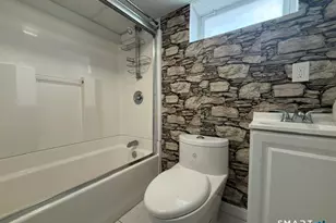 1031 Lindley St, Bridgeport, CT 06606 - Photo 24