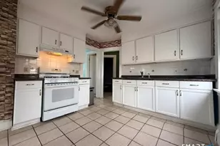 1031 Lindley St, Bridgeport, CT 06606 - Photo 10