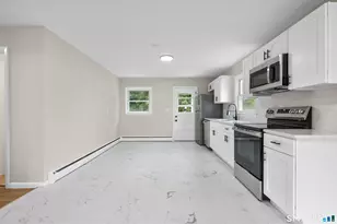 329 Greenwood St, Bridgeport, CT 06606 - Photo 8