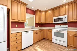 532 Narraganset Ln, Stratford, CT 06614 - Photo 8