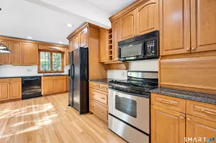 211 Phipps Dr, West Haven, CT 06516 - Photo 6