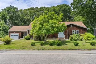 61 Mansfield Rd, New London, CT 06320 - Photo 1