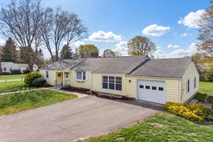 46 Lynde St, Old Saybrook, CT 06475 - Photo 1