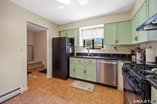 7 Sutton Pl, Bloomfield, CT 06002 - Photo 4