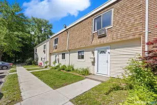 7 Sutton Pl, Bloomfield, CT 06002 - Photo 2