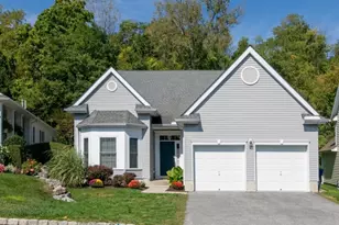 27 Bluffs Ct, Hamburg, NJ 07419 - Photo 1