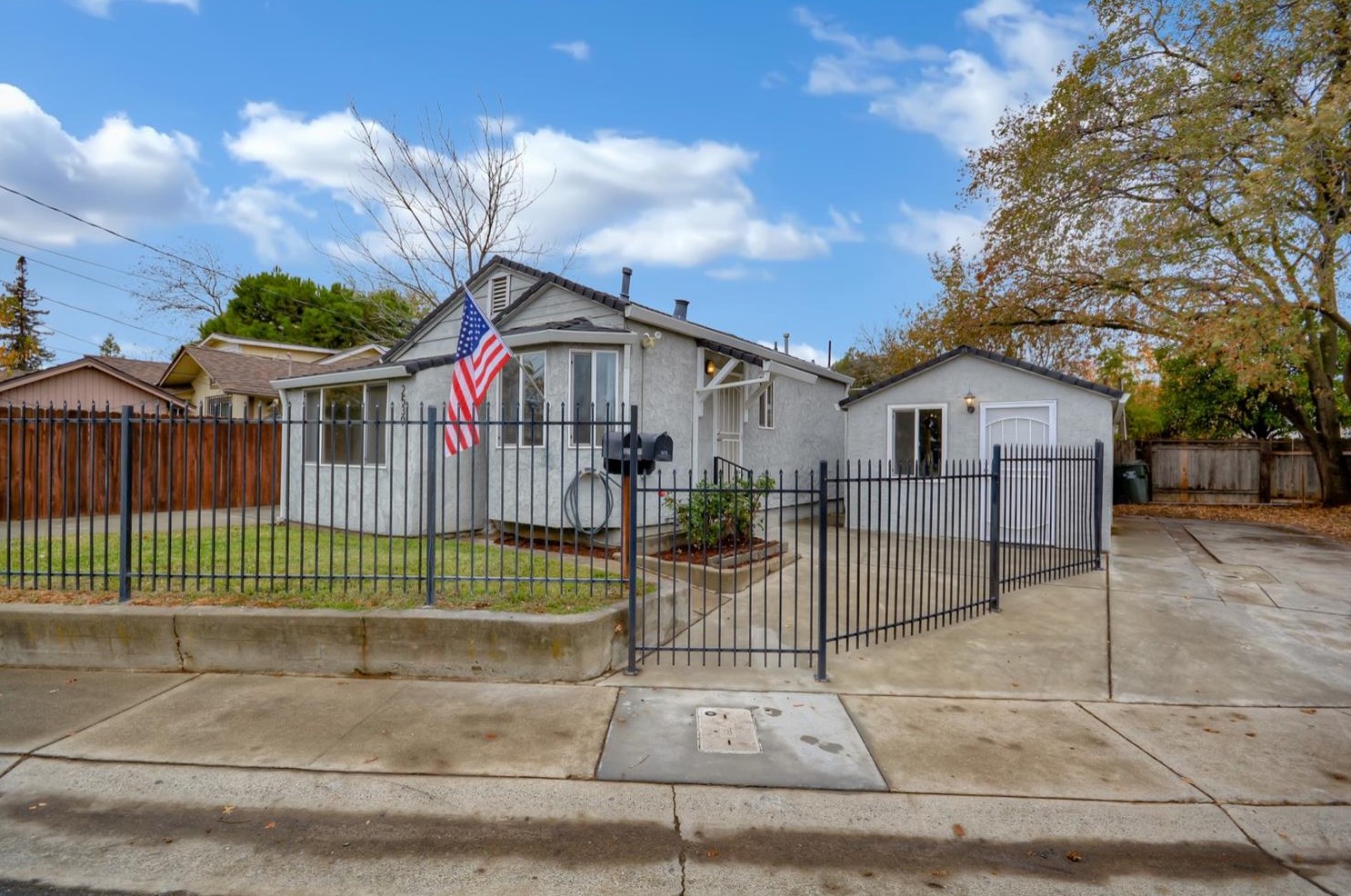 2539 Altos Ave, Sacramento, CA 95815-2101