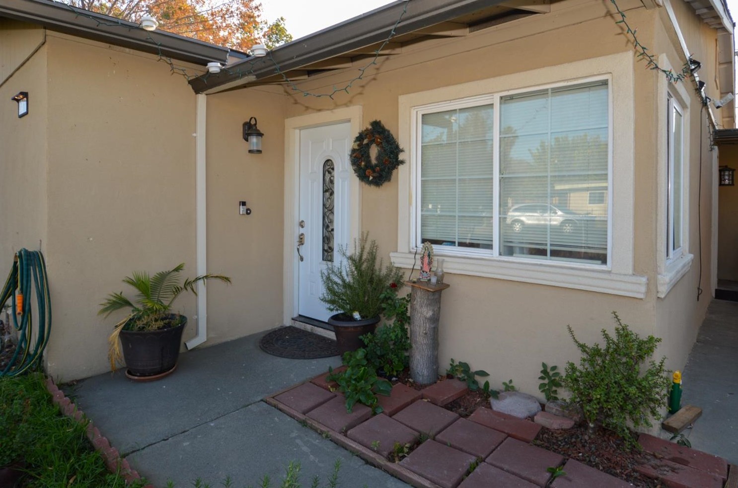 296 Redondo Ave, Sacramento, CA 95815-1033